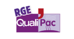 L'image présente le logo « QualiPac » accompagné de la mention « RGE ». « Quali » est écrit en blanc sur un fond violet foncé. « Pac » est également écrit en violet foncé sur un fond violet clair, avec des lignes ondulées blanches au-dessus et en dessous. « RGE » est inscrit en violet sur une étiquette blanche légèrement inclinée, placée au-dessus de « Quali ». Un « J » rouge est placé au-dessus de « Pac ».