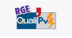 L'image présente le logo « QualiPv » accompagné de la mention « RGE ». « Quali » est écrit en blanc sur fond bleu, et « Pv » en blanc sur fond gris avec un éclair orange. « RGE » apparaît en violet sur une étiquette blanche légèrement inclinée, au-dessus de « Quali ». Un « J » rouge est positionné au-dessus de la mention « Pv ».
